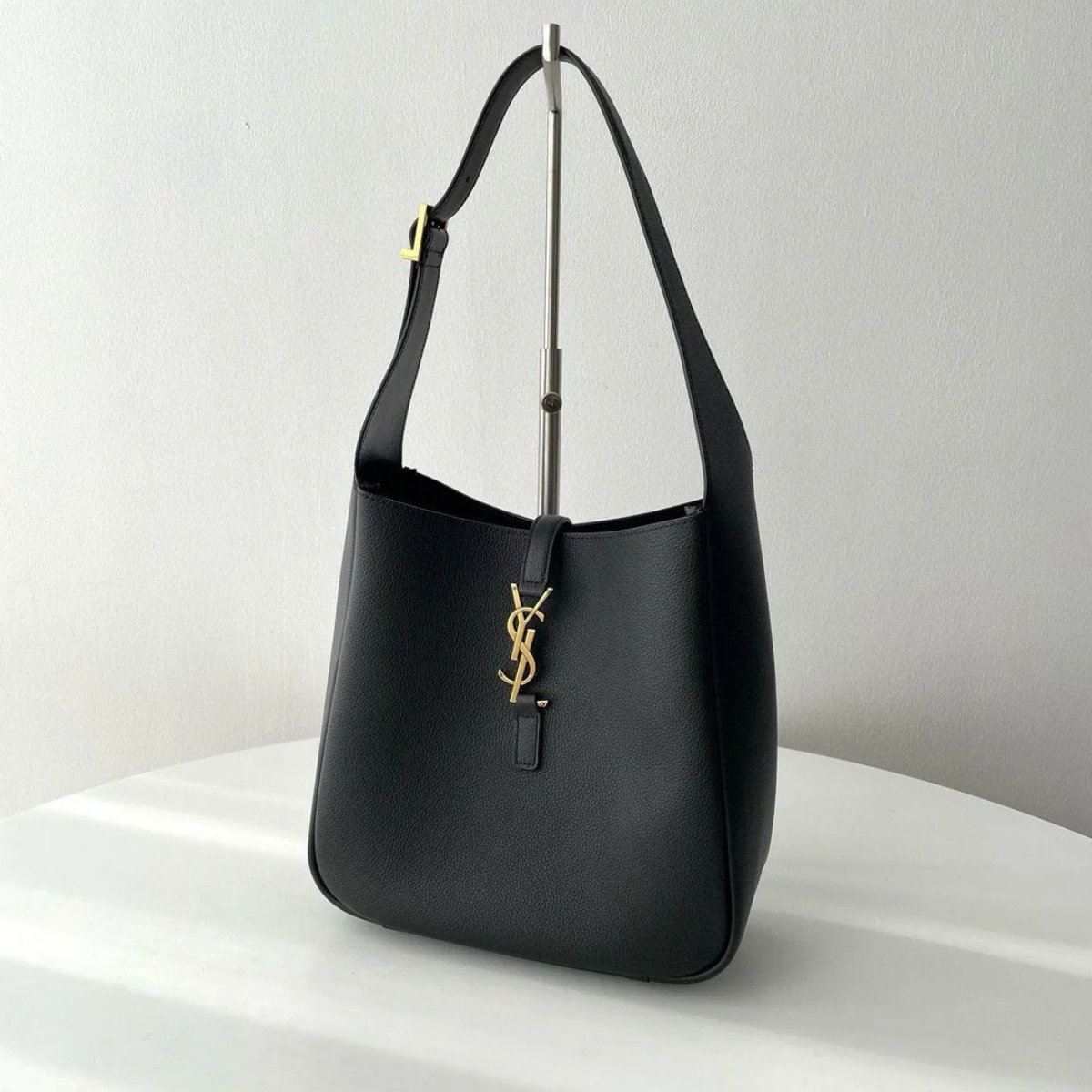 YVES SAINT LAURENT LE 5 À 7 BEA – TASCHE AUS FEINSTEMMIGEM LEDER