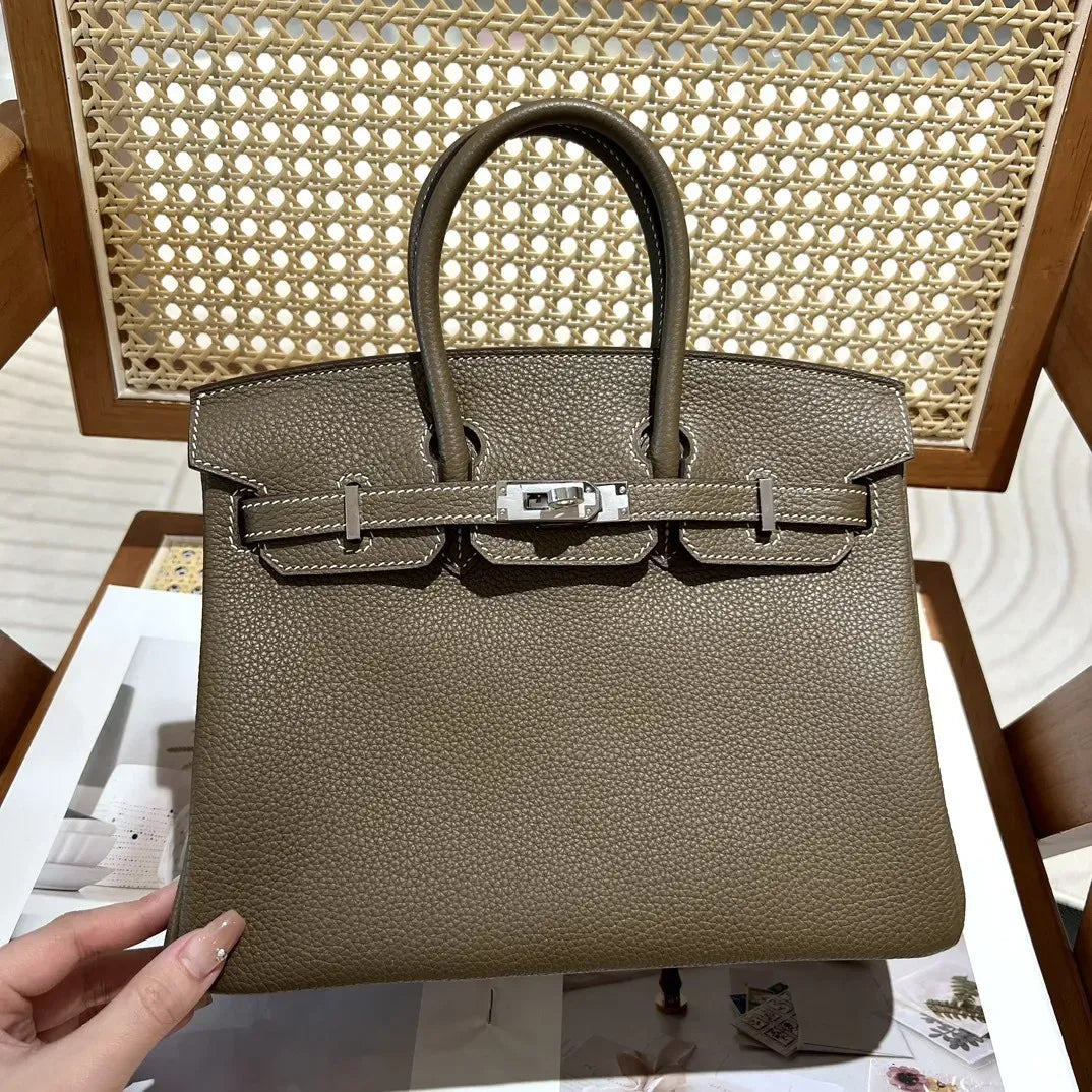 HERMÈS BIRKIN 25 HSS CRAIE/GRIS TOURTERELLE AUS TOGO-LEDER MIT BESCHLÄGEN AUS GEBÜRSTETEM GOLD